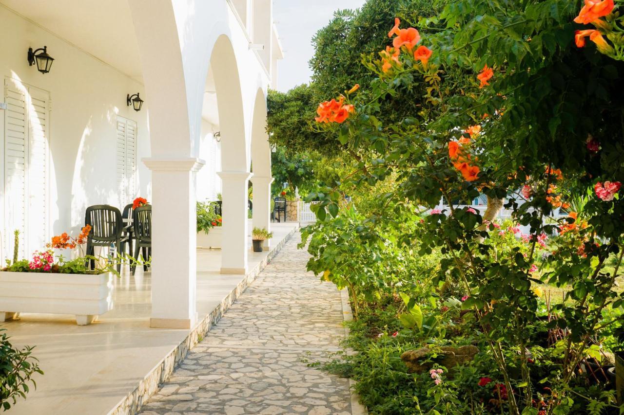 Cubaneros Holiday Inn Laganas Eksteriør billede